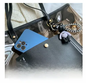 Détail du sac cabas transparent en PVC avec poche intérieure et bouton-pression doré