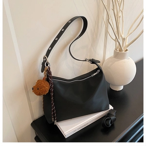 Détails du sac sous le bras en nylon noir avec fermeture éclair et breloque ours en peluche