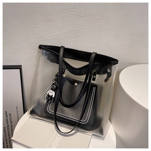 Détail du sac cabas transparent en PVC avec bordure en cuir et pochette intérieure à pois