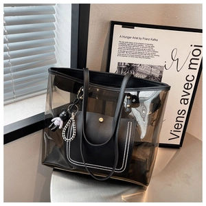 Détail du sac cabas en PVC transparent avec pochette noire et pendentif ours