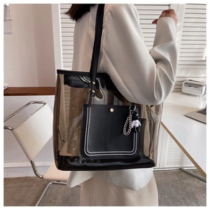Détail du sac cabas marron transparent avec bordure en cuir noir et surpiqûres blanches