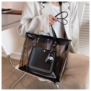 Vue détaillée du sac cabas transparent en PVC noir avec pochette intérieure et ours suspendu