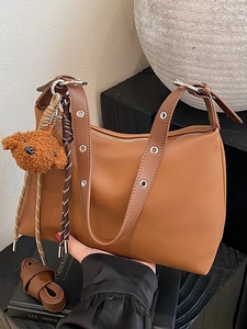 Sac Sous le Bras en Cuir PU Uni Pour Femme Petit Sac à Épaule Carré à la Mode Avec Pendentif Ours en Peluche Décontracté