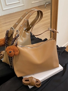 Sac sous le bras kaki minimaliste avec œillets argentés et breloque chien en peluche