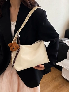 Sac sous le bras chic en cuir PU blanc crème avec un mignon pendentif ours en peluche