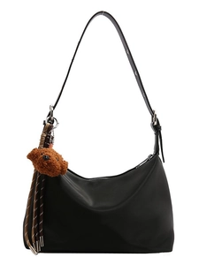 Sac hobo minimaliste en nylon noir avec charm ours en peluche et cordes tressées déco