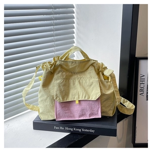 Détail d'un sac cabas en nylon jaune vif avec poche rose et côtés à cordon élégants