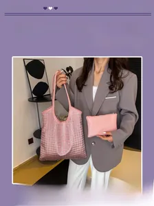 Detailset aus rosa Strass-Hobo-Tasche und passender Aufbewahrungstasche mit Reißverschluss