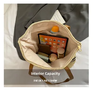 Vue intérieure du grand sac cabas en paille tressée avec poche interne et fermeture éclair