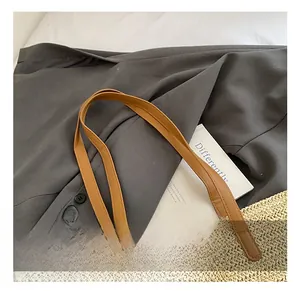 Détail de la poignée cousue d'un sac cabas en paille tressée pour la plage en été