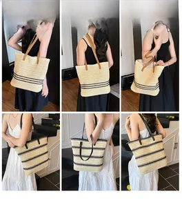 Détail de sacs cabas en paille tressée avec rayures noires et anses en cuir sur modèles