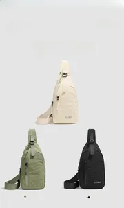 Trois sacs de poitrine en nylon beige, vert olive et noir avec tissu plissé et bandoulière