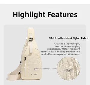 Détail du tissu en nylon froissé imperméable sur un sac à bandoulière beige sport