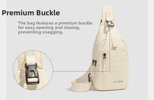 Vue détaillée du sac bandoulière beige avec boucles de qualité et fermetures éclair fluides