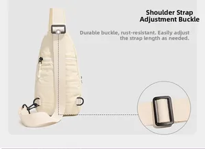 Détail de la boucle réglable sur le sac bandoulière blanc crème avec matériel durable