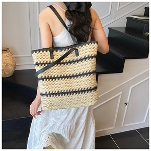 Grand sac fourre-tout en paille beige à rayures noires et lanières en cuir pour l'été