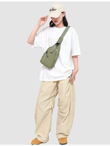Détail de la bandoulière réglable et du sac bandoulière en nylon vert olive sur modèle