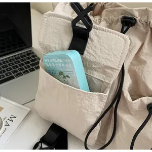 Detail der Kordelzugtasche aus Nylon mit verstellbarer Schnalle an der Seitentasche