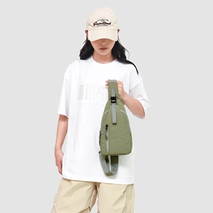 Vue détaillée du sac de poitrine en nylon vert avec sangles et fermeture éclair verticale