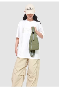Détail du sac bandoulière en nylon imperméable vert clair avec fermeture éclair
