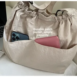 Detail der strapazierfähigen Vordertasche und des geräumigen Inneren der Segeltuchtasche