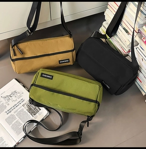 Sacs bandoulière cylindriques en nylon kaki, noir et vert olive avec sangles réglables