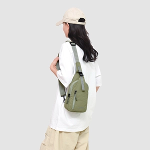Sac de poitrine moderne en nylon vert herbe pour homme avec bandoulière réglable