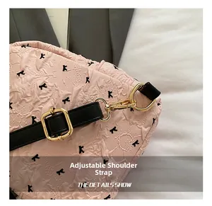 Makrodetail des verstellbaren schwarzen Lederriemens mit goldener Schnalle am rosa Rucksack