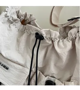 Detail der Nylon-Tragetasche mit Kordelzugverschluss und schwarzen Kordelstoppern
