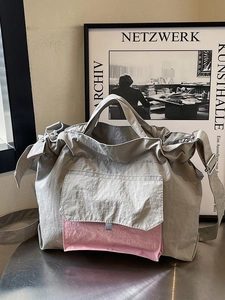 Grand Sac Fourre-tout en Nylon pour Femmes Mode Blocage de Couleur Sac à Bandoulière Décontracté Sac à Épaule Polyvalent Avec Poche à Rabat