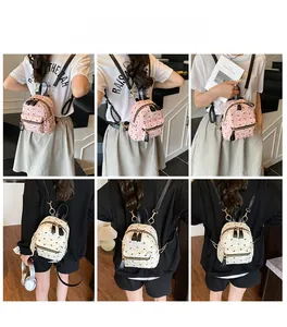 Details des gesteppten Mini-Rucksacks in Pink und Beige aus PU-Leder mit Goldbeschlag