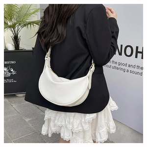 Rückansicht einer weißen Hobo-Tasche mit verstellbarer goldener Schnalle am Model