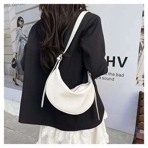 Detailansicht der weißen Hobo-Tasche aus Lychee-Leder mit Reißverschluss-Details