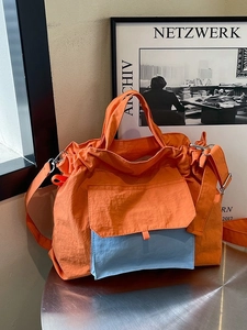 Grand sac cabas en nylon orange avec poche bleue et bandoulière pour femme