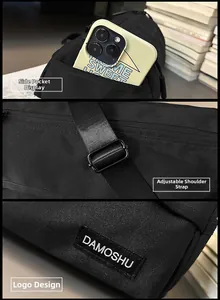 Détail du sac cylindre en toile noire montrant la poche latérale et la bandoulière