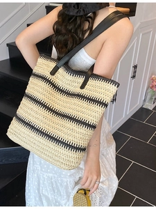 Grand sac fourre-tout en paille tissée avec rayures noires et anses en cuir pour l'été