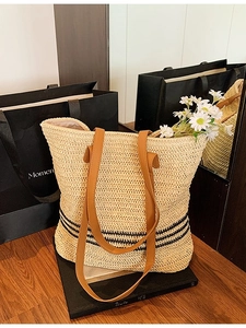 Grand sac cabas en paille tressée avec anses en cuir marron et rayures noires chic