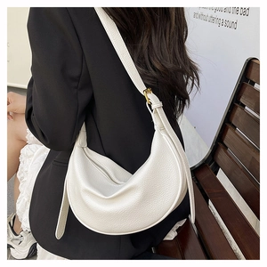 Detail der weißen hobo tasche aus lychee-leder mit verstellbarem riemen und halbmondform