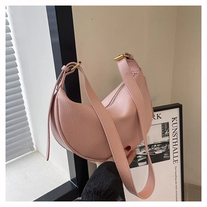 Detail der rosa Tasche aus Lychee-Leder mit verstellbarem Riemen und goldener Schnalle