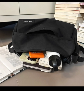 Intérieur spacieux d'une sacoche en toile noire montrant une grande capacité