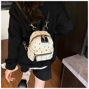 Rückansicht eines weißen gesteppten Rucksacks mit schwarzen Schleifenprints auf einem Model