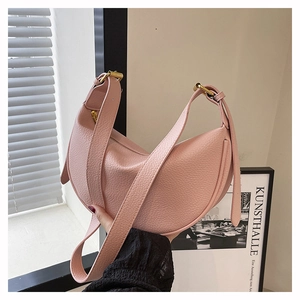 Detailaufnahme der rosa Lederstruktur mit Lychee-Maserung und goldenen Beschlägen der Tasche
