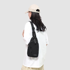 Sacoche bandoulière minimaliste en nylon noir pour homme avec sangle réglable et poches