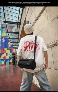 Vue street style d'un sac bandoulière cylindrique en toile noire avec un denim décontracté