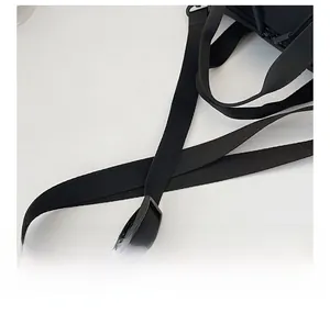 Gros plan sur la bandoulière réglable en nylon avec boucle en plastique robuste
