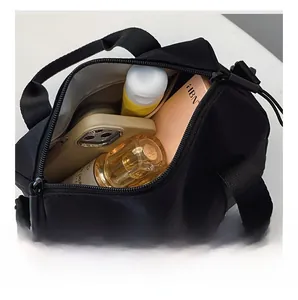 Vue intérieure du sac bandoulière en nylon noir montrant sa grande capacité de rangement