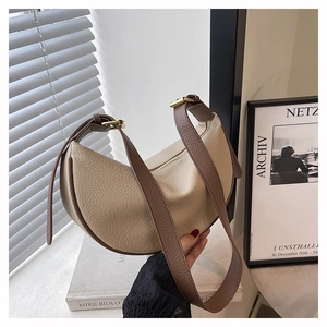 Makro-Detail des beigen Leder-Hobo-Beutels mit braunem Gurt und goldener Hardware