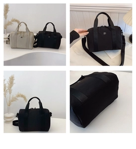 Détail du sac bandoulière Boston en nylon avec logo DD et bandoulière réglable en bicolore
