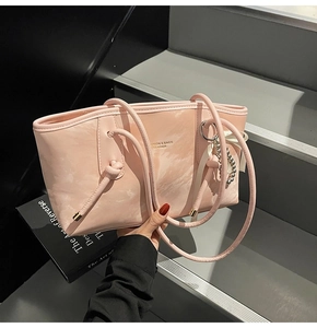 Borsa tote in pelle rosa con trama nuvola e ciondolo di perle e nastro