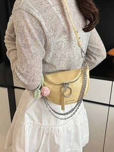 Borsa a sella giallo chiaro con catene in metallo e ciondolo intrecciato moda